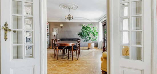 Duży Apartament w Pięknej Kamiennicy przy Sejmie.