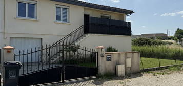 VILLENEUVE SUR LOT, maison F4 mitoyenne d'un coté avec jardi
