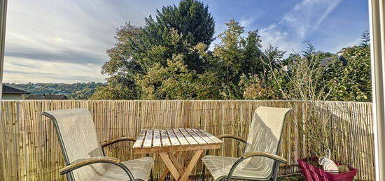 Appartement avec balcon verdure