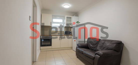 Flat to rent in Crossway, London N12