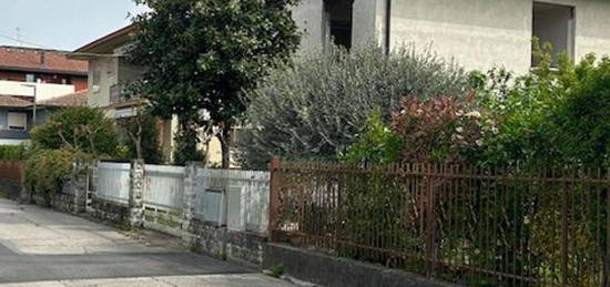 Casa indipendente in vendita in via Giacomo Leopardi s.n.c