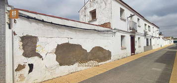 Casa adosada en calle Larga en Guadiana del Caudillo