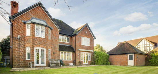 5 bedroom detached house