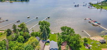 707 Lake Shore Dr, Wauconda, IL 60084