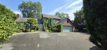 5 bedroom detached house