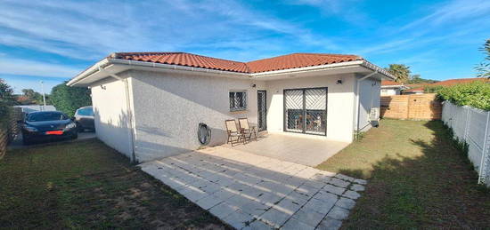 Rare villa 4 faces de plein pied t4 de 88m2+16m2 garage sur 405 m2 ,quartier très calme et recherché Catalunya. Vente longue possible