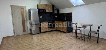 Pronájem bytu 1+kk 35 m², Husovo náměstí, Sezemice