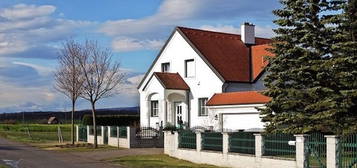 Freistehendes Einfamilienhaus, Garage und Stellplatz