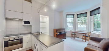 Flat to rent in Milton Park, Highgate N6