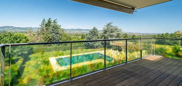 Appartement en dernier étage avec terrasse et vue sur les monts du Lyonnais