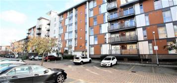 Flat to rent in Commonwealth Drive, Crawley RH10
