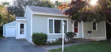 91 Bellview Ave, Tiverton, RI 02848