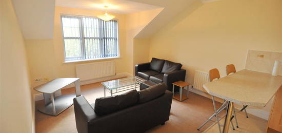 Flat to rent in Woolcombers Way, Laisterdyke, Bradford BD4