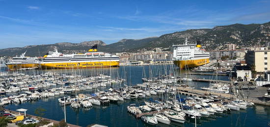 A visiter sans tarder !!!! Bel appartement T3 spacieux et lumineux avec belle vue mer et son port de plaisance