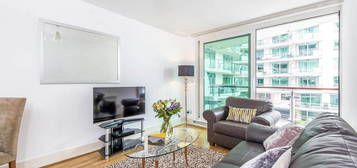 Flat to rent in St. George Wharf, London SW8