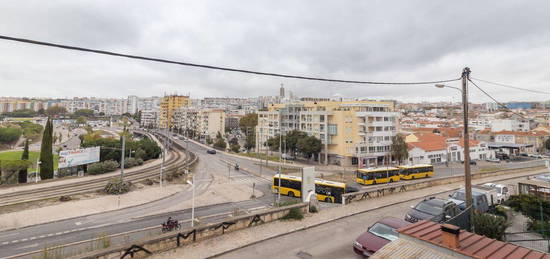 Apartamento T2 para remodelação com excelente logradouro na Cova da Pi