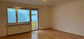 Privat & provisionsfrei: Wunderschöne, bezugsfertige Wohnung mit herrlichen Ausblicken in St. Leonhard, Loggia, Parkmöglichkeit, thermisch saniert.