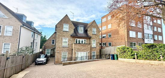 Flat to rent in Holden Road, London N12