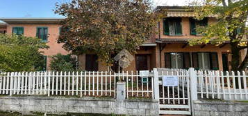 Villa a schiera via Dottor Celestino Giorgi 12, Centro, Lungavilla