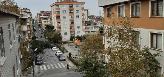 ÖZBAHADIRDAN ÇINAR CADDESİNE 2.BİNA PARK KARŞISINDA ARAKAT