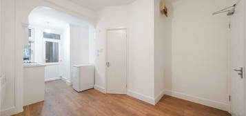 Flat to rent in Victoria Road, Enfield N18