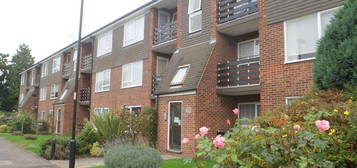 Flat to rent in Freshfield Drive, London N14