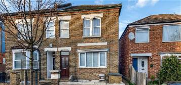 Flat to rent in Chigwell Road, South Woodford, London E18