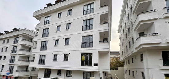 ÇEKMEKÖY MERKEZ MAHALLESİNDE BUTİK SİTEDE KİRALIK 2+1 DAİRE