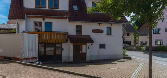 Geschmackvolle 3-Zimmer Dachgeschosswohnung mit EBK in Weitingen