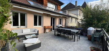 Maison de village atypique et lumineuse de 160 m² comprenant 2 appartements (T3+T2), une terrasse de 35 m², un grand garage et des stationnements