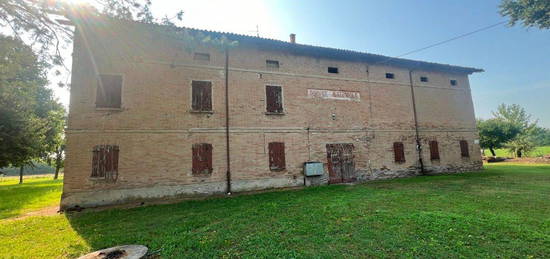 Rustico e casale in vendita a Santo Stefano-Gardenia