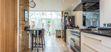 Terraced house to rent in Tottenham Road, Islington, London N1