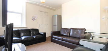 6 bedroom terraced house to rent