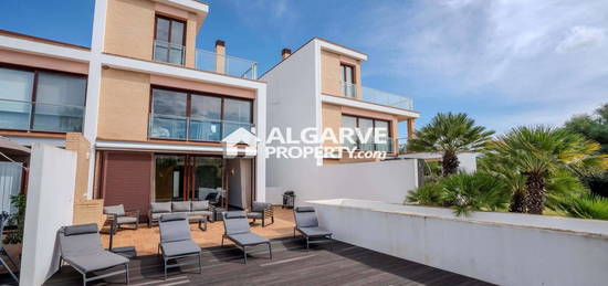 Espaçosa Moradia T4+2 com Vista Golfe e Mar em Monte Laguna, Vilamoura