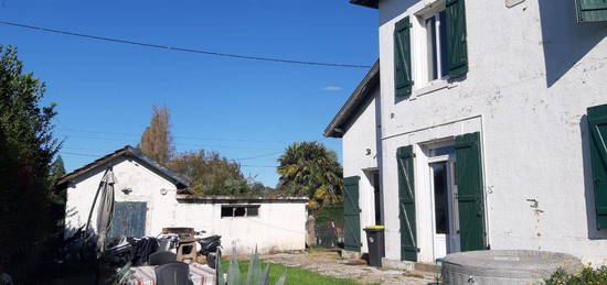 Maison mitoyenne avec garage et jardin