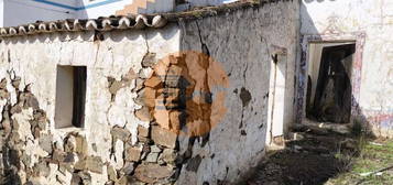 MORADIA DE ALDEIA - EM RUINAS - PARA DEMOLIR OU RECONSTRUIR - COM T...