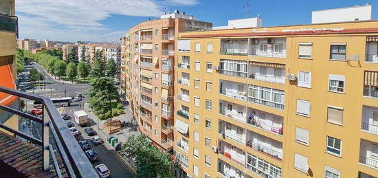 Piso en avenida Fernando Calzadilla en Pardaleras, Badajoz