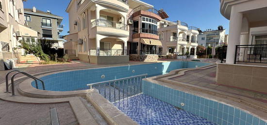 Villac Onur'dan. Didim Merkezde ngilizden 4+1 Eyal Havuzlu Sitede Satlk Villa