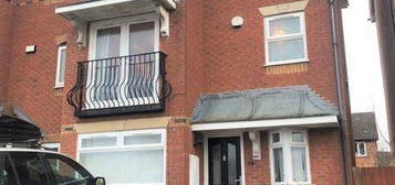 4 bedroom semi-detached house to rent