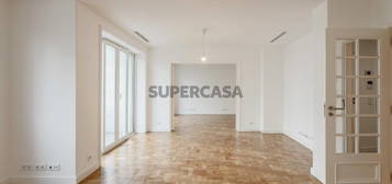 Apartamento T4 com garagem, nas Avenidas Novas, Lisboa