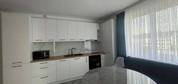 Inchiriere - Apartament 3 camere, bloc nou cu lift, etaj 2,l finisat,