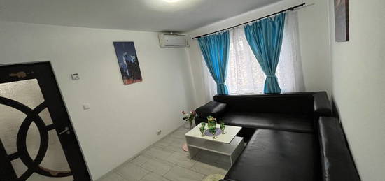 Ofer apartament 3 camere spre închiriere