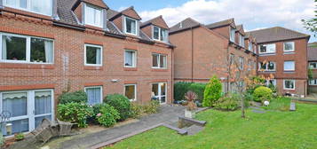 Flat for sale in Bridge Court, Weybridge KT13