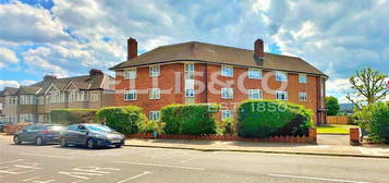 Flat to rent in Carlyon Mansions, Ealing Road, Wembley HA0