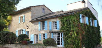 Ensemble d'une maison en pierre, 2 maisons d'amis, 7 ha de terrain, à pied d'un village historique