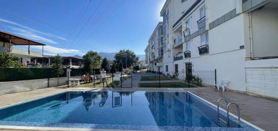 IRMAK KONUTLARINDA HAVUZLU KAPALI OTOPARKLI 2,5+1 DAİRE SİTEDE