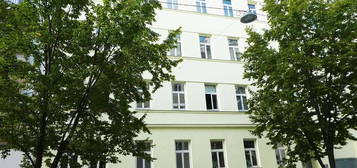 RENOVIERUNGSBEDÜRFTIGE 65 m2 IN RENOVIERTEM ALTBAU IN ZENTRALER LAGE