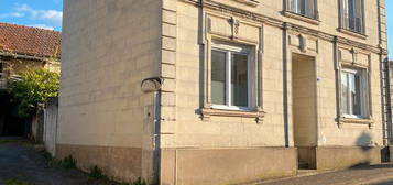 Maison à St Cyr en Bourg avec Cour