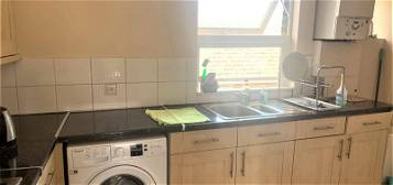 Room to rent in (Front Double Room) 59B Surbiton Road, Kingston Upon Thames, Surrey KT1