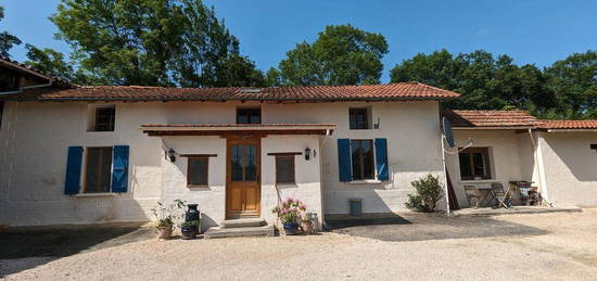 Maison individuelle de 4 chambres de plain-pied sur 3 hectares de terrain plat